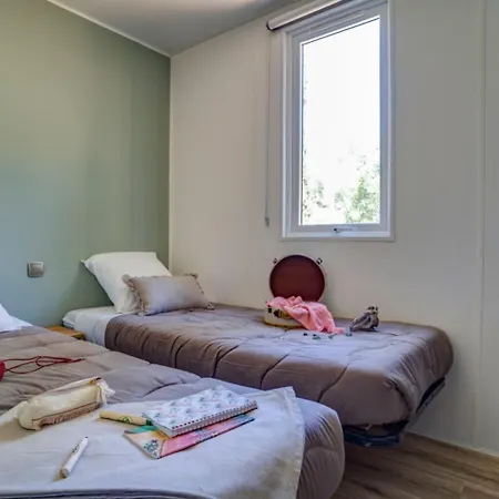 Kemp Friends 10p 5bdrms Aircon